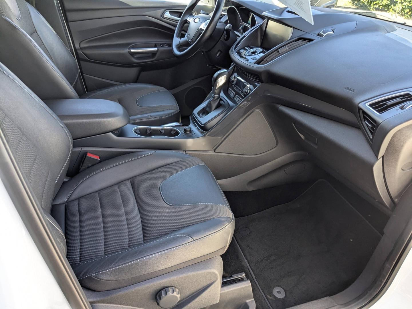 FORD Kuga 2.0 TDCi 150ch Titanium 4x4 PowerShift - Photo 17