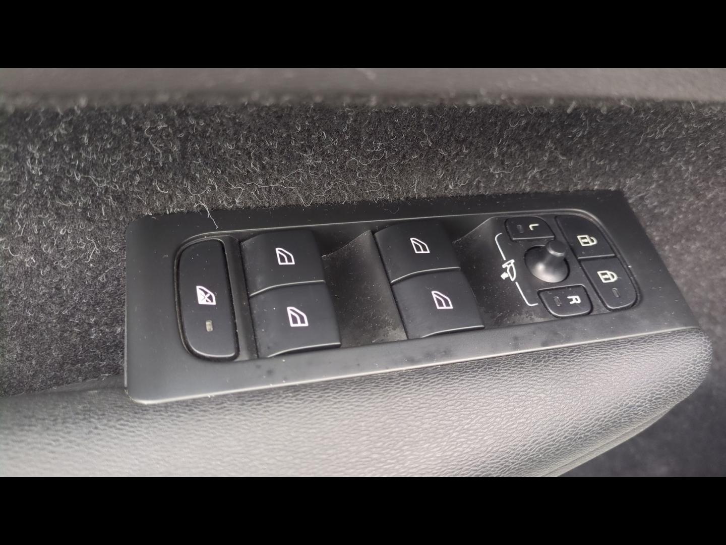 VOLVO XC40 T5 Twin Engine 180 + 82ch R-Design DCT 7 - Photo 24