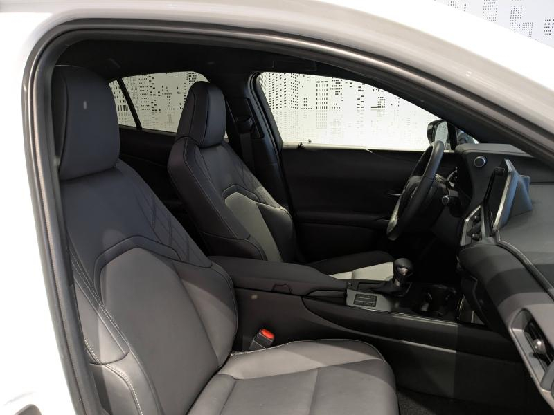 Photo 8 de l’annonce de LEXUS UX d’occasion à vendre à AUBIÈRE