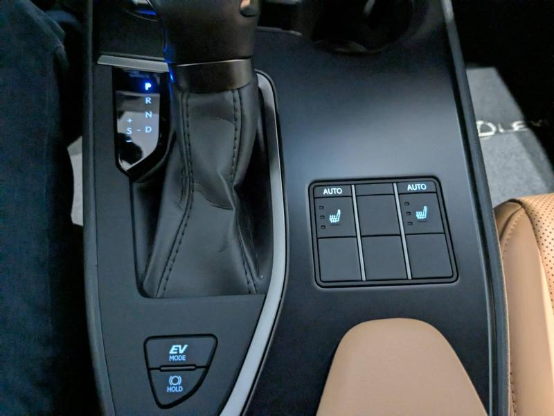Photo 8 de l’annonce de LEXUS UX d’occasion à vendre à AUBIÈRE