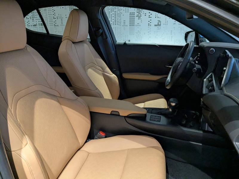 Photo 9 de l’annonce de LEXUS UX d’occasion à vendre à AUBIÈRE