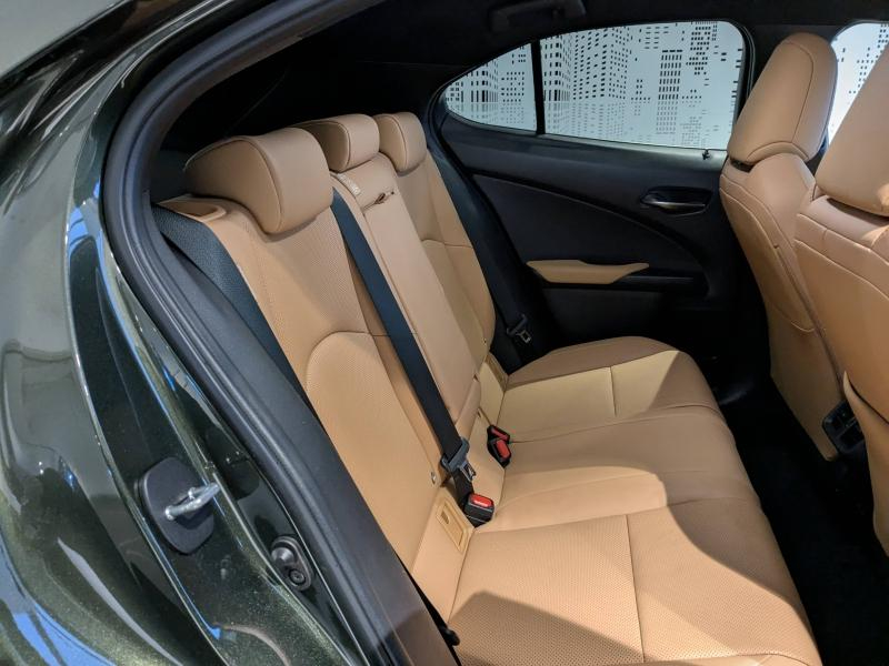 Photo 10 de l’annonce de LEXUS UX d’occasion à vendre à AUBIÈRE