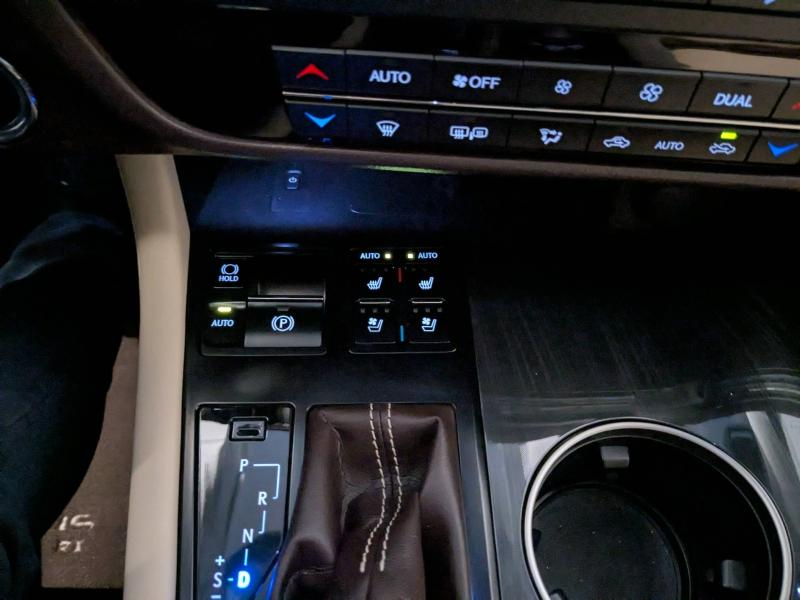 Photo 8 de l’annonce de LEXUS RX d’occasion à vendre à AUBIÈRE