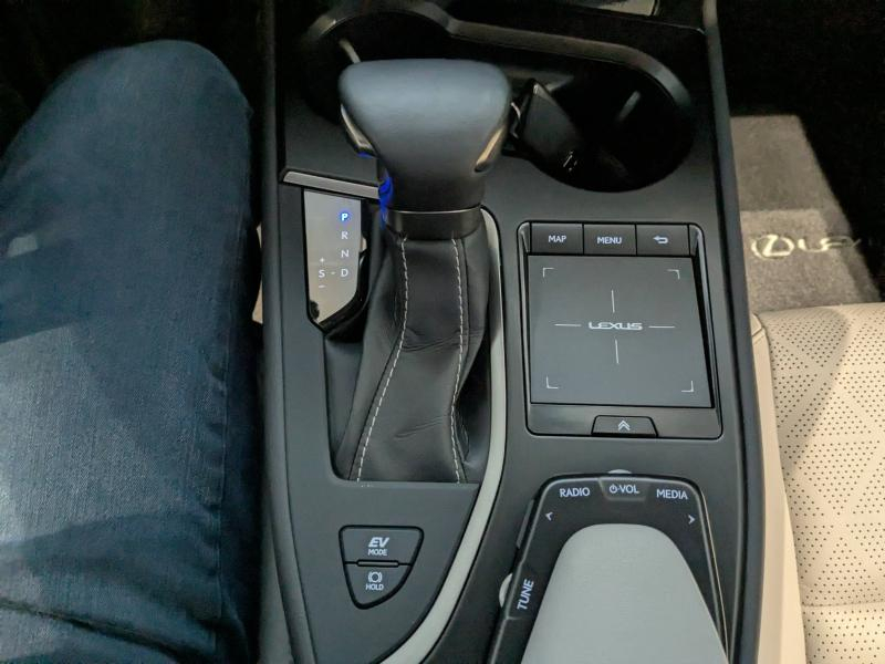 Photo 8 de l’annonce de LEXUS UX d’occasion à vendre à AUBIÈRE