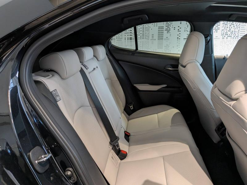 Photo 11 de l’annonce de LEXUS UX d’occasion à vendre à AUBIÈRE