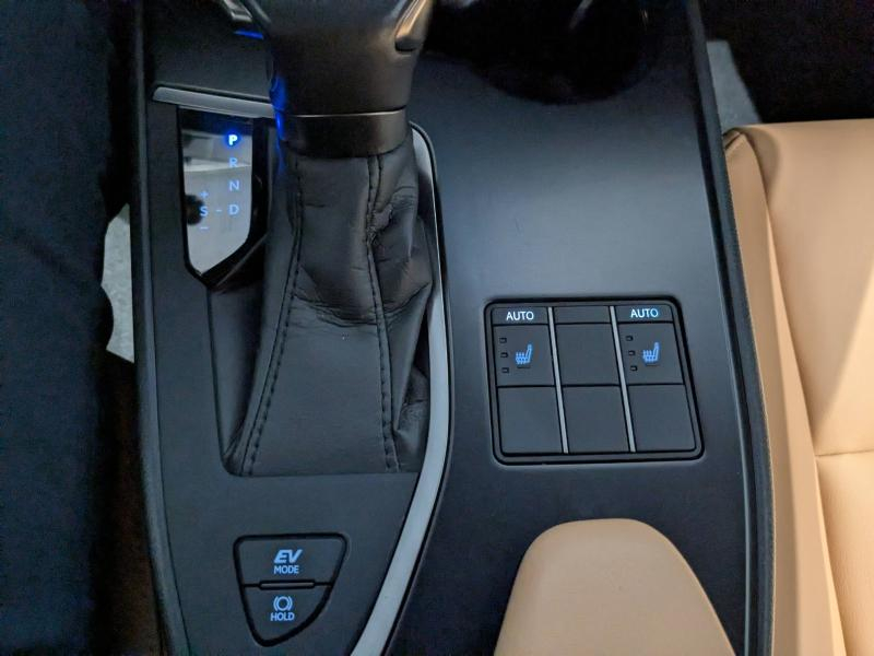 Photo 8 de l’annonce de LEXUS UX d’occasion à vendre à AUBIÈRE