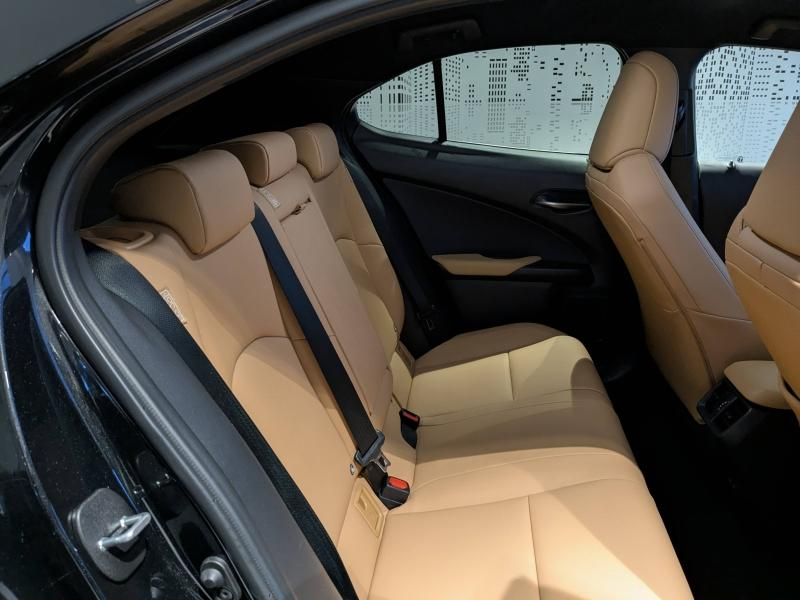 Photo 10 de l’annonce de LEXUS UX d’occasion à vendre à AUBIÈRE