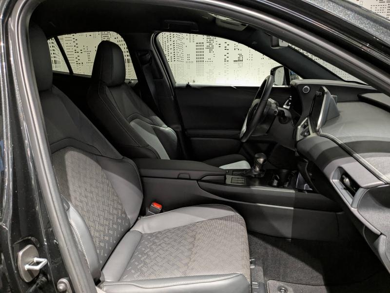 Photo 10 de l’annonce de LEXUS UX d’occasion à vendre à AUBIÈRE