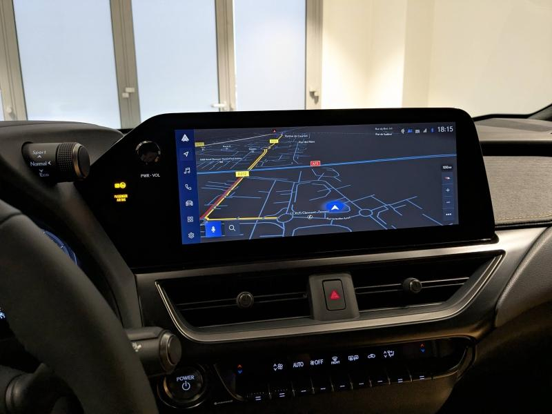 Photo 6 de l’annonce de LEXUS UX d’occasion à vendre à AUBIÈRE