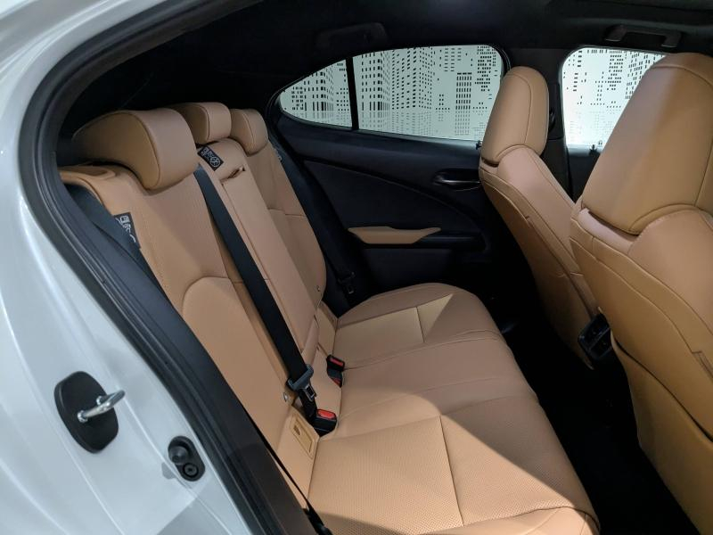 Photo 13 de l’annonce de LEXUS UX d’occasion à vendre à AUBIÈRE