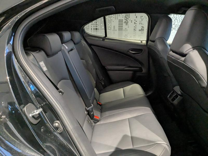Photo 12 de l’annonce de LEXUS UX d’occasion à vendre à AUBIÈRE