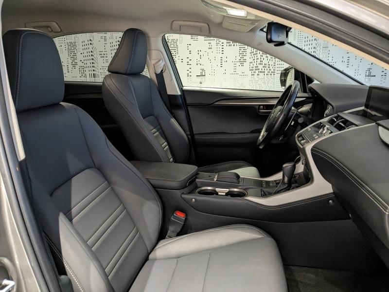 Photo 10 de l’annonce de LEXUS NX d’occasion à vendre à AUBIÈRE