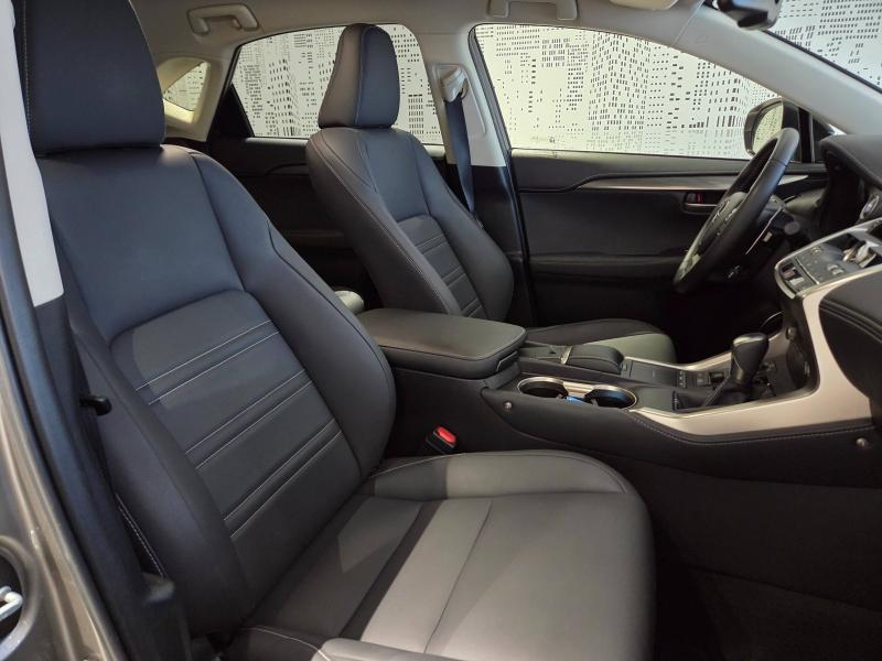 Photo 10 de l’annonce de LEXUS NX d’occasion à vendre à AUBIÈRE
