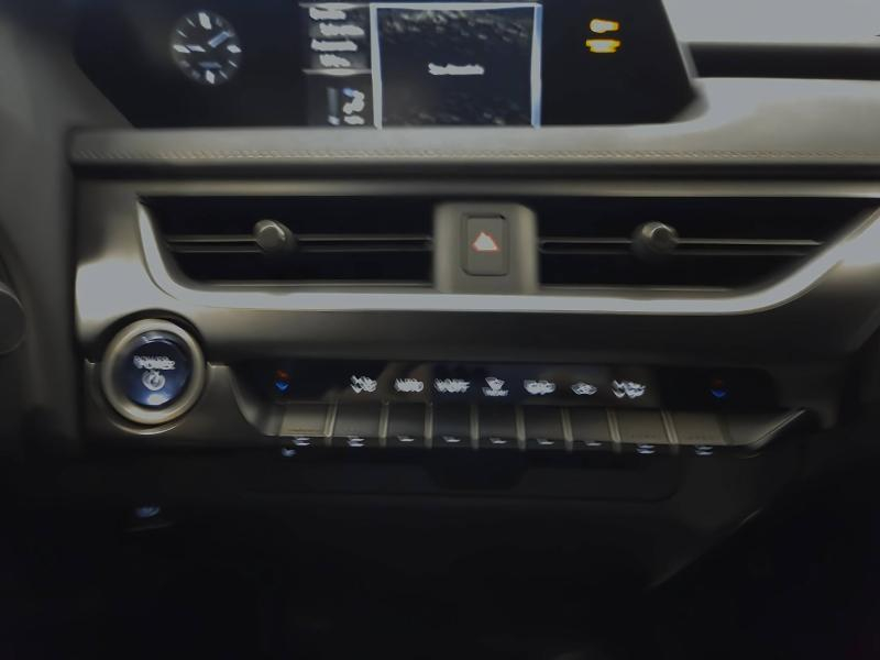 Photo 7 de l’annonce de LEXUS UX d’occasion à vendre à AUBIÈRE