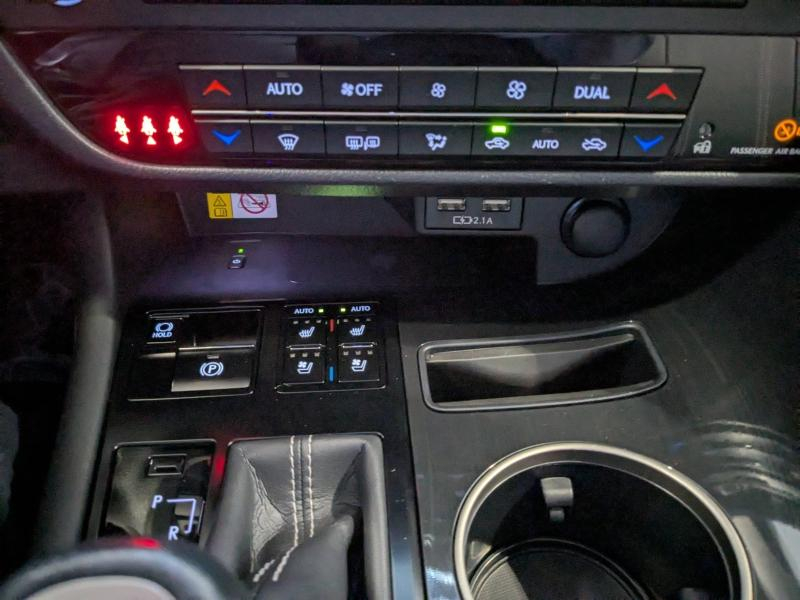 Photo 8 de l’annonce de LEXUS RX d’occasion à vendre à AUBIÈRE