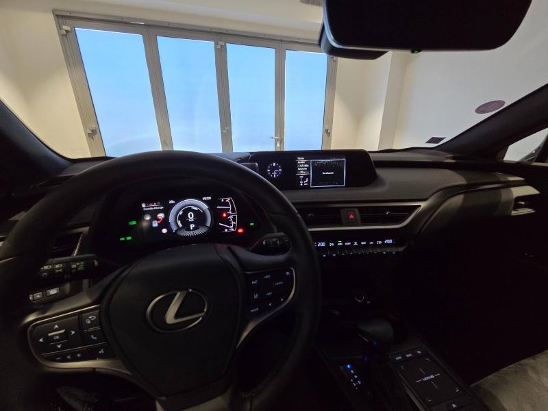 Photo 4 de l’annonce de LEXUS UX d’occasion à vendre à AUBIÈRE