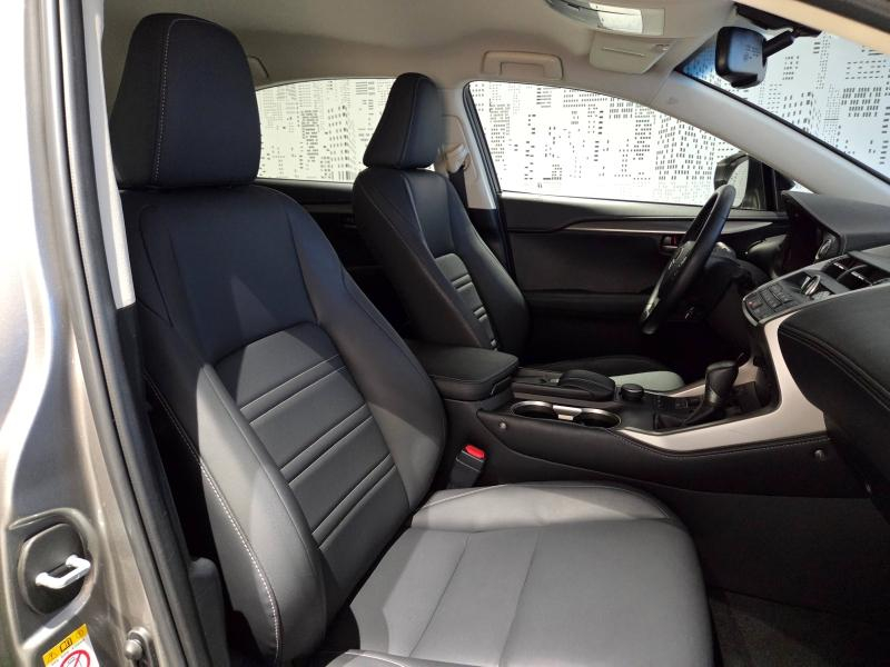 Photo 10 de l’annonce de LEXUS NX d’occasion à vendre à AUBIÈRE