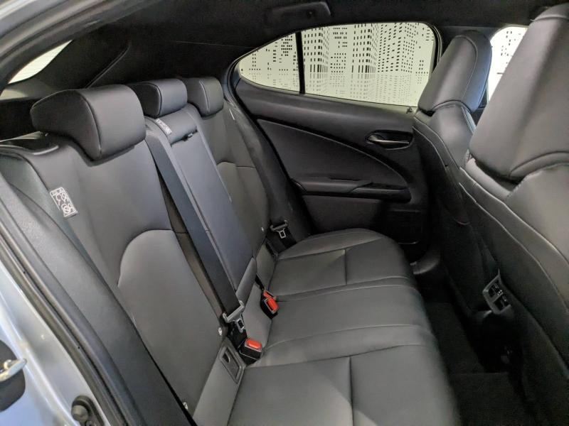 Photo 9 de l’annonce de LEXUS UX d’occasion à vendre à AUBIÈRE