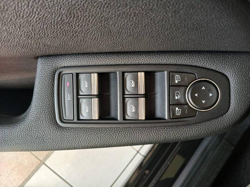 Photo 8 de l’annonce de RENAULT Clio d’occasion à vendre à CHENNEVIÈRES-SUR-MARNE