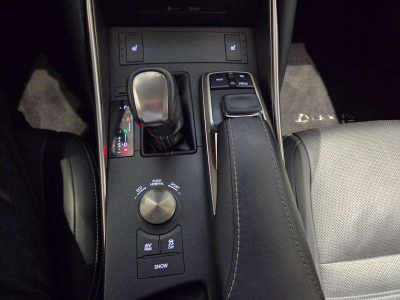 Photo 9 de l’annonce de LEXUS IS d’occasion à vendre à AUBIÈRE