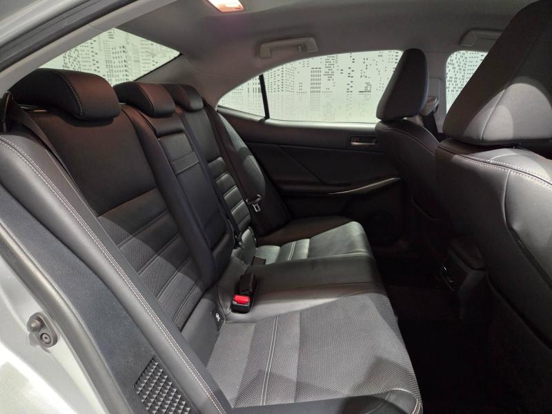 Photo 11 de l’annonce de LEXUS IS d’occasion à vendre à AUBIÈRE