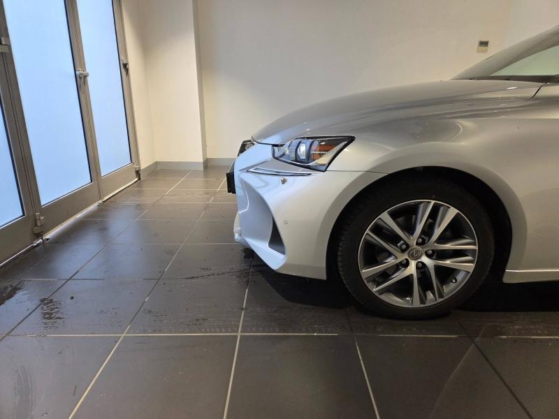 Photo 16 de l’annonce de LEXUS IS d’occasion à vendre à AUBIÈRE