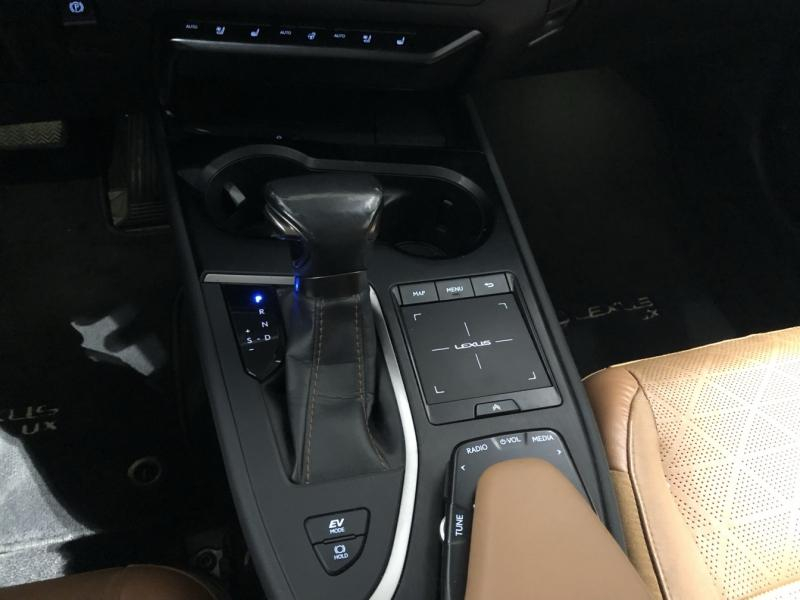Photo 16 de l’annonce de LEXUS UX d’occasion à vendre à LATTES