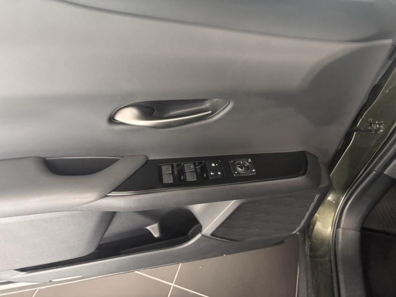 Photo 16 de l’annonce de LEXUS UX d’occasion à vendre à MONTFAVET