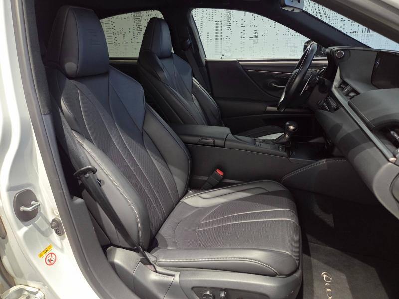 Photo 11 de l’annonce de LEXUS ES d’occasion à vendre à AUBIÈRE