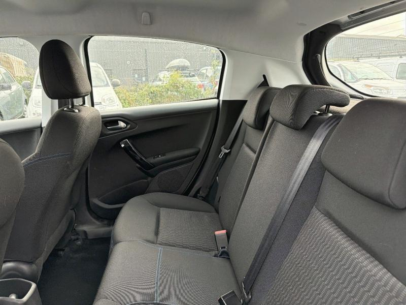 Photo 12 de l’annonce de PEUGEOT 208 d’occasion à vendre à AUBIÈRE