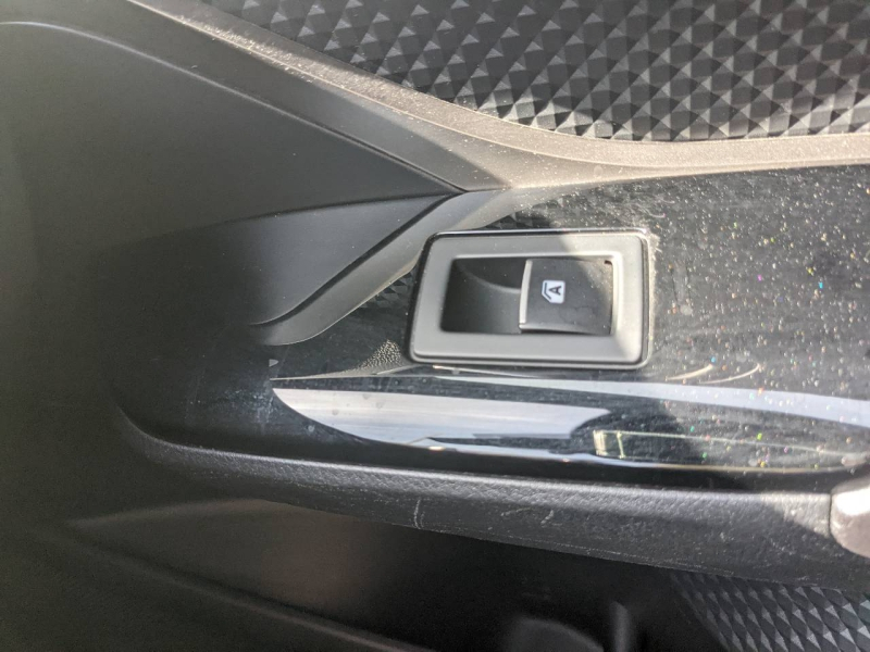 group.seo.links.detann.title Photo 15 de l’annonce de TOYOTA C-HR d’occasion à vendre à MARSEILLE