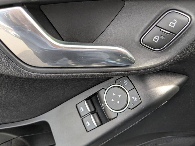 Photo 12 de l’annonce de FORD Fiesta d’occasion à vendre à FRÉJUS