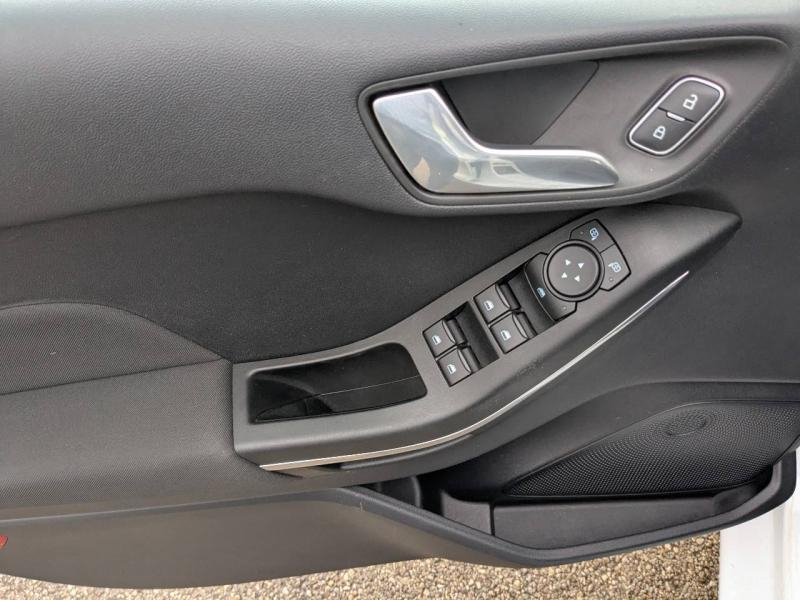 Photo 9 de l’annonce de FORD Fiesta d’occasion à vendre à MARSEILLE