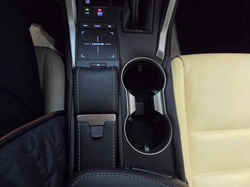 Photo 9 de l’annonce de LEXUS NX d’occasion à vendre à AUBIÈRE