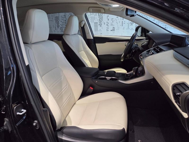 Photo 13 de l’annonce de LEXUS NX d’occasion à vendre à AUBIÈRE