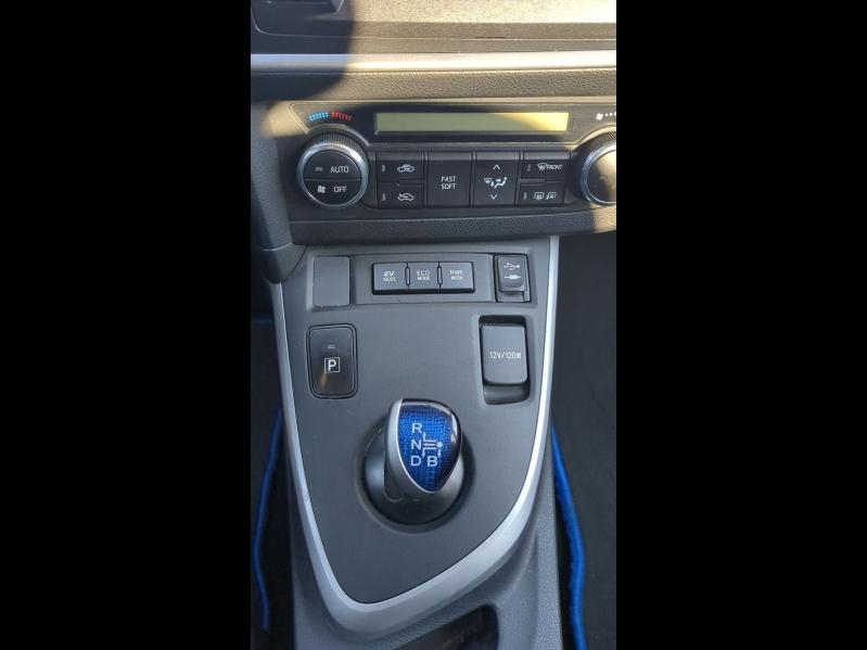 Photo 13 de l’annonce de TOYOTA Auris d’occasion à vendre à MONTFAVET