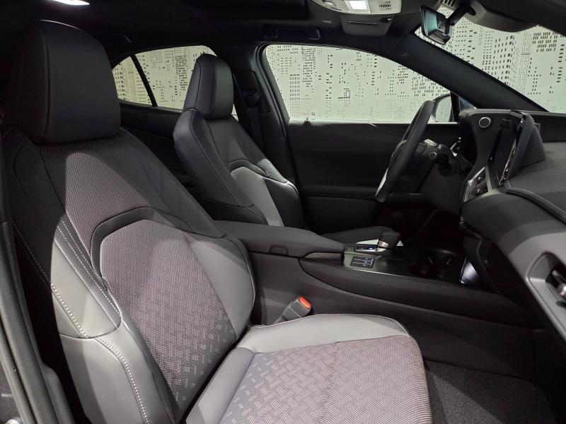 Photo 15 de l’annonce de LEXUS UX d’occasion à vendre à AUBIÈRE