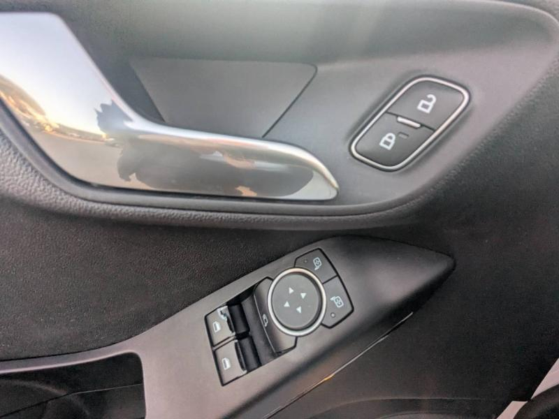 Photo 10 de l’annonce de FORD Fiesta d’occasion à vendre à FRÉJUS