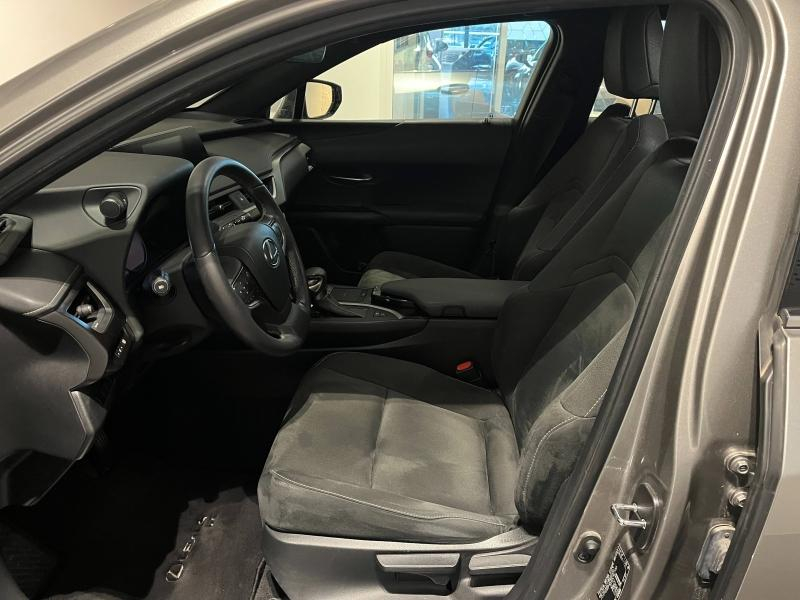 Photo 8 de l’annonce de LEXUS UX d’occasion à vendre à AUBIÈRE