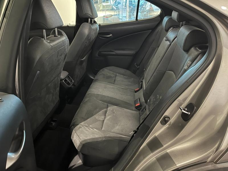 Photo 10 de l’annonce de LEXUS UX d’occasion à vendre à AUBIÈRE