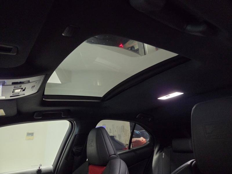 Photo 12 de l’annonce de LEXUS UX d’occasion à vendre à AUBIÈRE