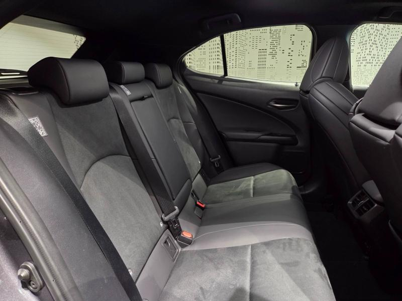 Photo 14 de l’annonce de LEXUS UX d’occasion à vendre à AUBIÈRE