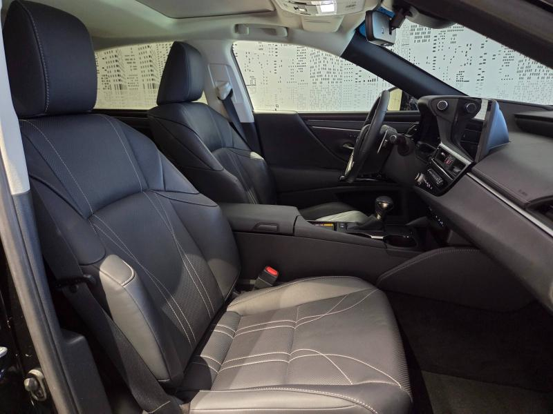 Photo 13 de l’annonce de LEXUS ES d’occasion à vendre à AUBIÈRE