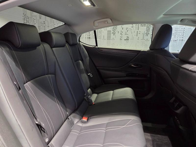 Photo 14 de l’annonce de LEXUS ES d’occasion à vendre à AUBIÈRE