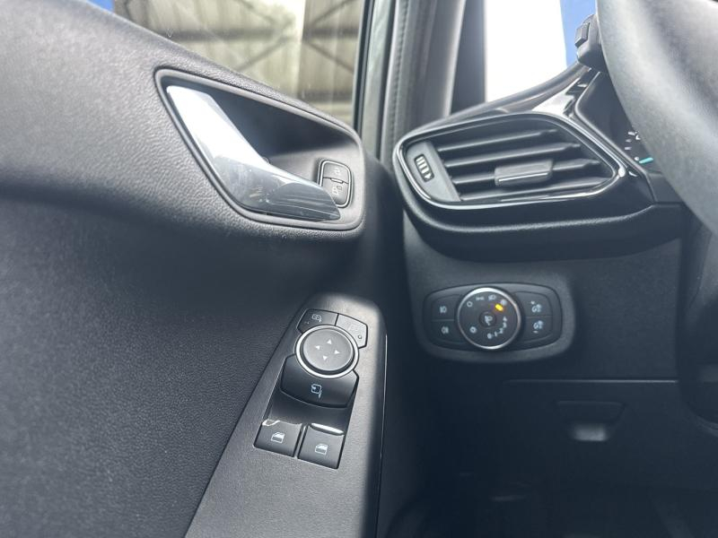 Photo 12 de l’annonce de FORD Fiesta d’occasion à vendre à MARTIGUES