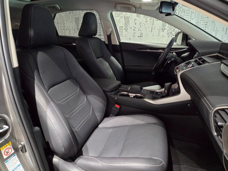 Photo 12 de l’annonce de LEXUS NX d’occasion à vendre à AUBIÈRE