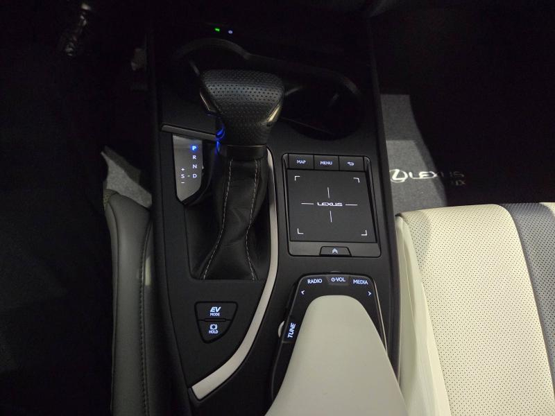 Photo 8 de l’annonce de LEXUS UX d’occasion à vendre à AUBIÈRE