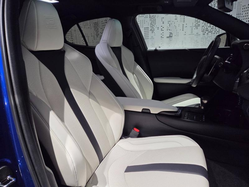 Photo 13 de l’annonce de LEXUS UX d’occasion à vendre à AUBIÈRE