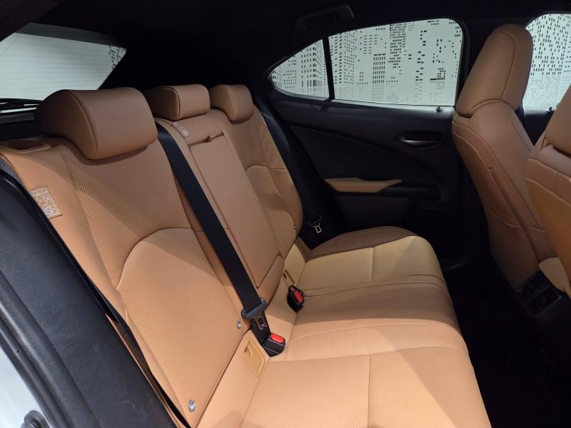 Photo 15 de l’annonce de LEXUS UX d’occasion à vendre à AUBIÈRE