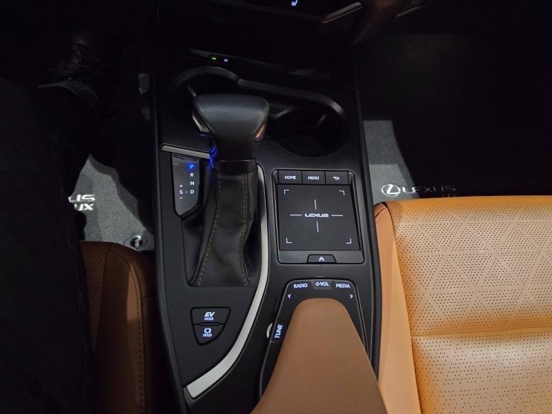 Photo 9 de l’annonce de LEXUS UX d’occasion à vendre à AUBIÈRE